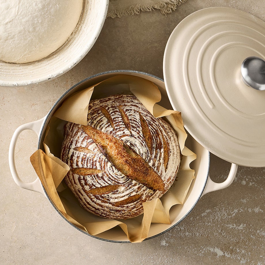Round Cast Iron Pot With Superior Non-Stick Enamel Coating